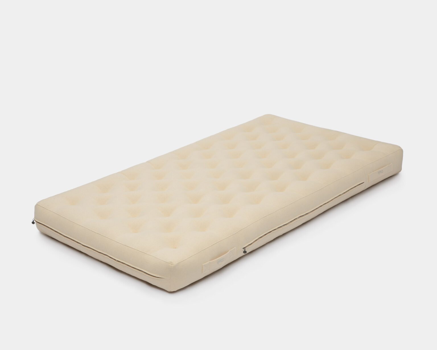 Wool mattress with hand-tufted finish